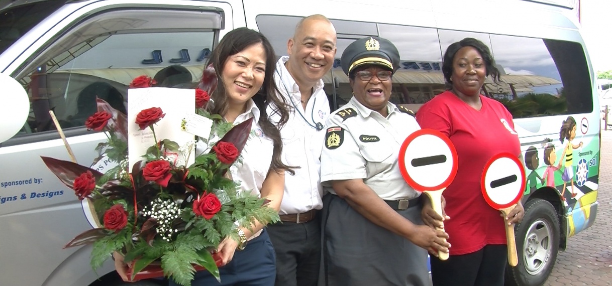 Afdeling verkeer van het Koprs Politie Suriname krijgt busje gedoneerd