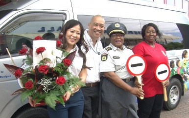 Afdeling verkeer van het Koprs Politie Suriname krijgt busje gedoneerd