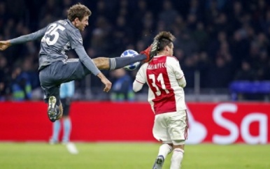 Müller bezoekt kleedkamer van Ajax: ‘Het was niet bewust