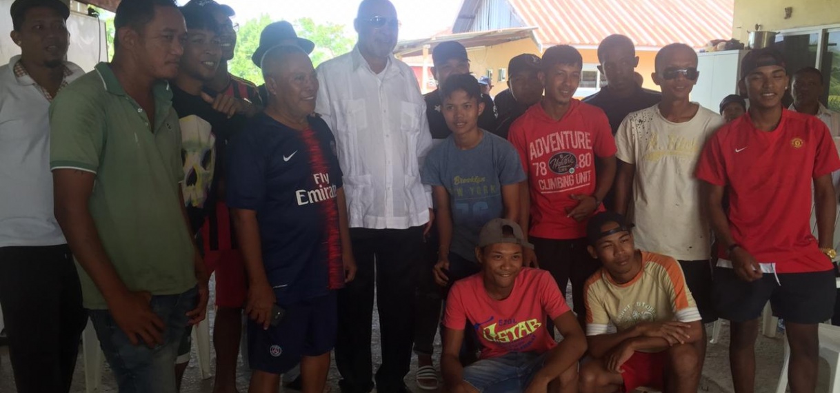 President Bouterse bezoekt jonge ondernemers Coronie