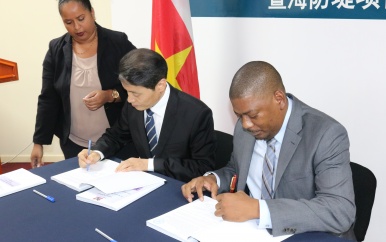 Ceremoniële contract ondertekening tussen OWT&C en Dalian