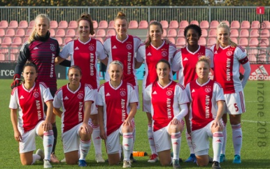 De voetbalsters van Ajax winnen topper in de Eredivisie tegen PSV