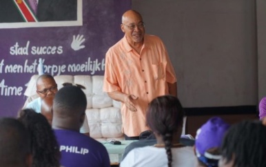 President Bouterse houdt voeling in volksbuurten