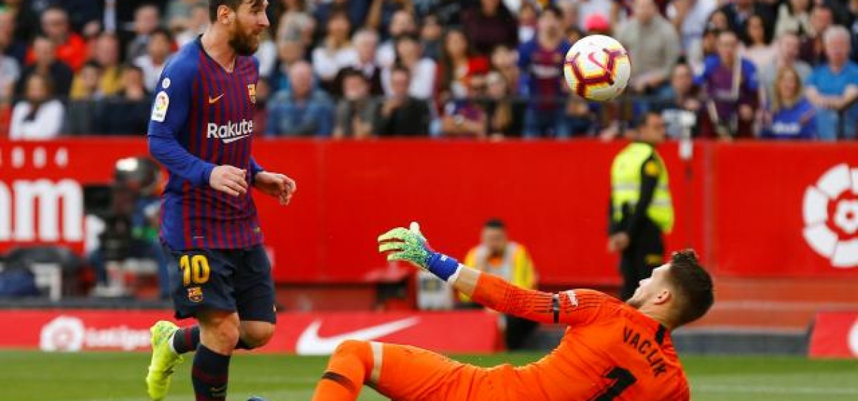 Messi loodst Barcelona met vijftigste hattrick naar winst in Sevilla