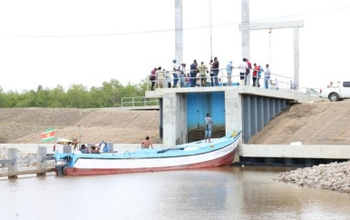 Schutsluis Coronie zeedijk op geleverd