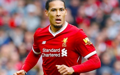 Virgil van Dijk helpt Liverpool met twee treffers in de Premier League