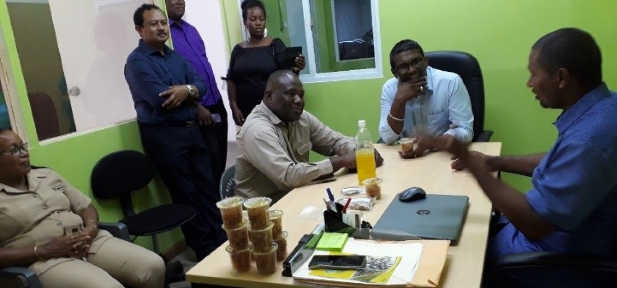 Minister LVV bezoekt ananasproducenten en verwerker in Para