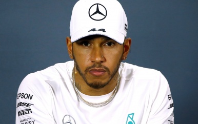 Hoewel Mercedes in de eerste seizoenshelft van de Formule 1 domineerde, is Lewis Hamilton kritisch op de prestaties met het Duitse team