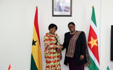 De ministers van Buitenlandse Zaken van Suriname en Ghana bespreken verdieping van de bilaterale relaties