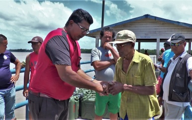 Overheid schiet bewoners rechteroever Commewijne te hulp met drinkwater