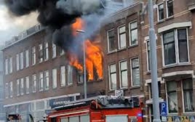 Uit raam gesprongen man zwaargewond bij brand in Rotterdam