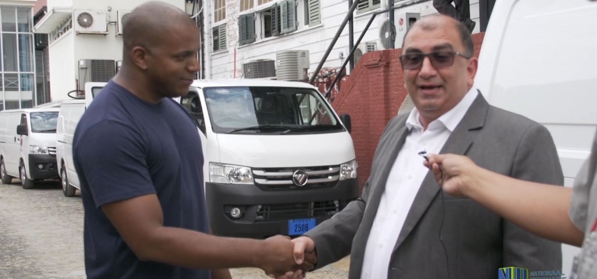 Minister Antoine Elias overhandigt voertuigen aan Volksgezondheid