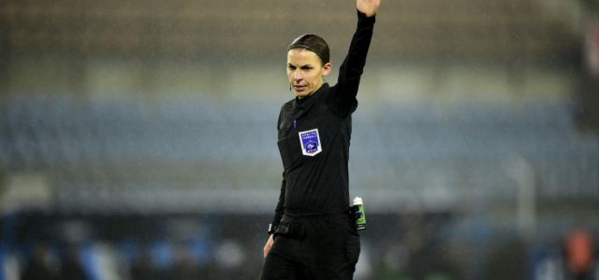 Frappart eerste vrouwelijke scheidsrechter in Franse Ligue1