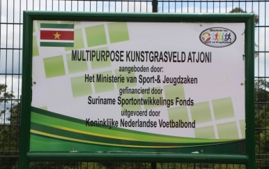 Mini kunstgrasveld Boven- Suriname in gebruik genomen