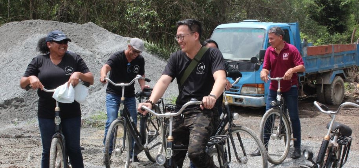 Minister Stephen Tsang fietst door Bakkie na oplevering 1e fase 8 km fietspad te Noord Commewijne