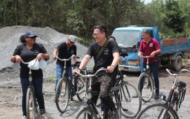 Minister Stephen Tsang fietst door Bakkie na oplevering 1e fase 8 km fietspad te Noord Commewijne