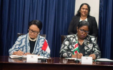 Minister van Buitenlandse Zaken van de Republiek Indonesië,  Retno L.P. Marsudi, op officieel bezoek in Suriname