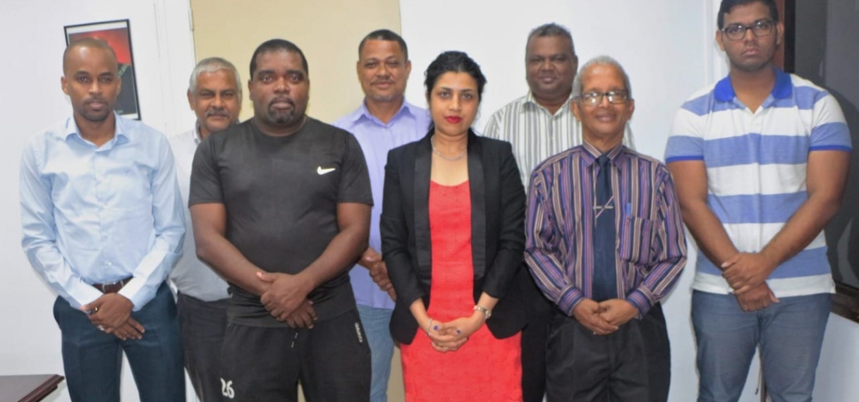 Nieuw interim bestuur Surinaamse Dambond op kennismakingsbezoek bij minister Sport- en Jeugdzaken