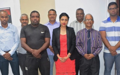 Nieuw interim bestuur Surinaamse Dambond op kennismakingsbezoek bij minister Sport- en Jeugdzaken