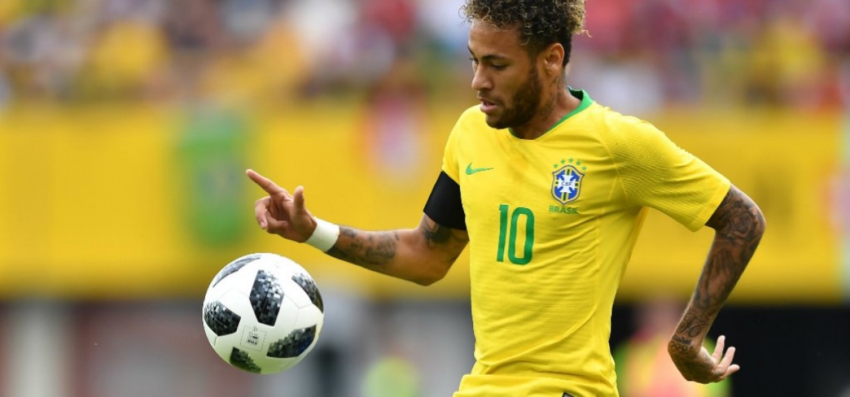 Veelbesproken Neymar verliest aanvoerdersband Brazilie aan Dani Alves