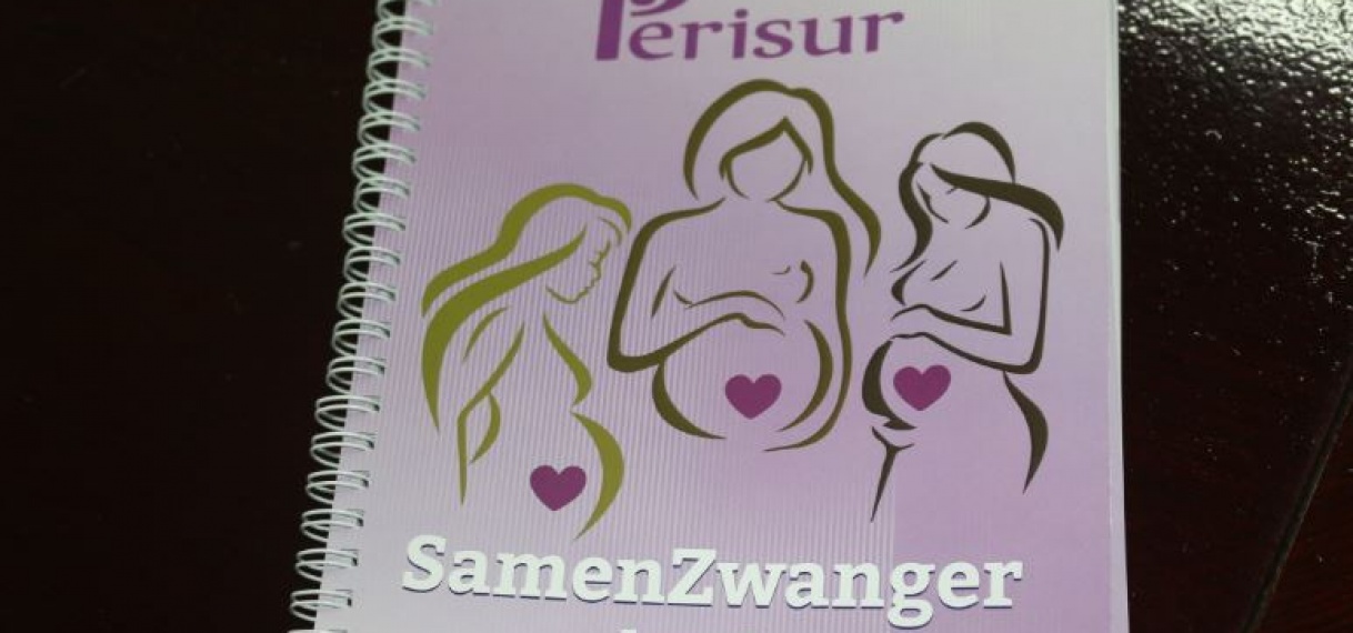 Overhandiging van het boek SamenZwanger