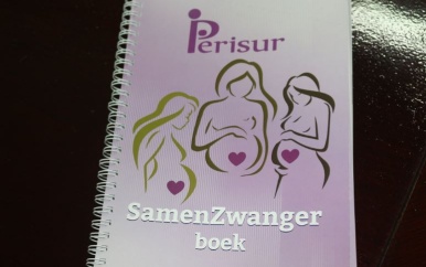 Overhandiging van het boek SamenZwanger