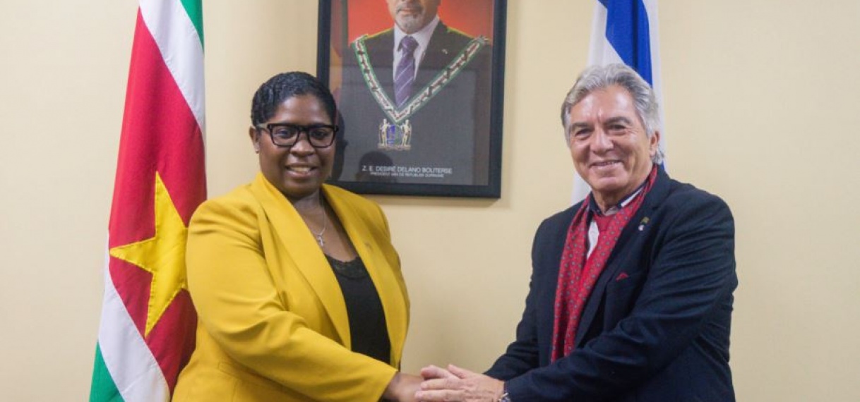 Honorair Consul voor Suriname in Israël ontvangt zijn benoemingsbrevet