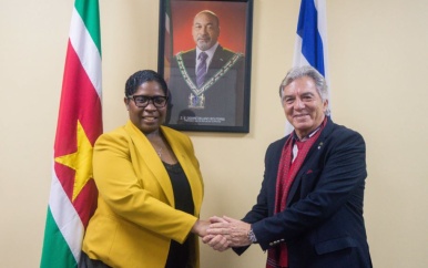Honorair Consul voor Suriname in Israël ontvangt zijn benoemingsbrevet