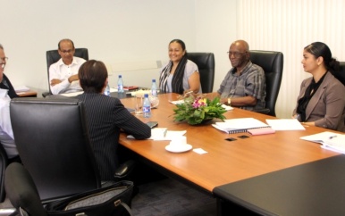 Informatieoverdracht projecten FAO en IDB aan minister Parmessar