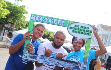 Jeugdambassadeurs en korps bezoeken “March for the Ocean”