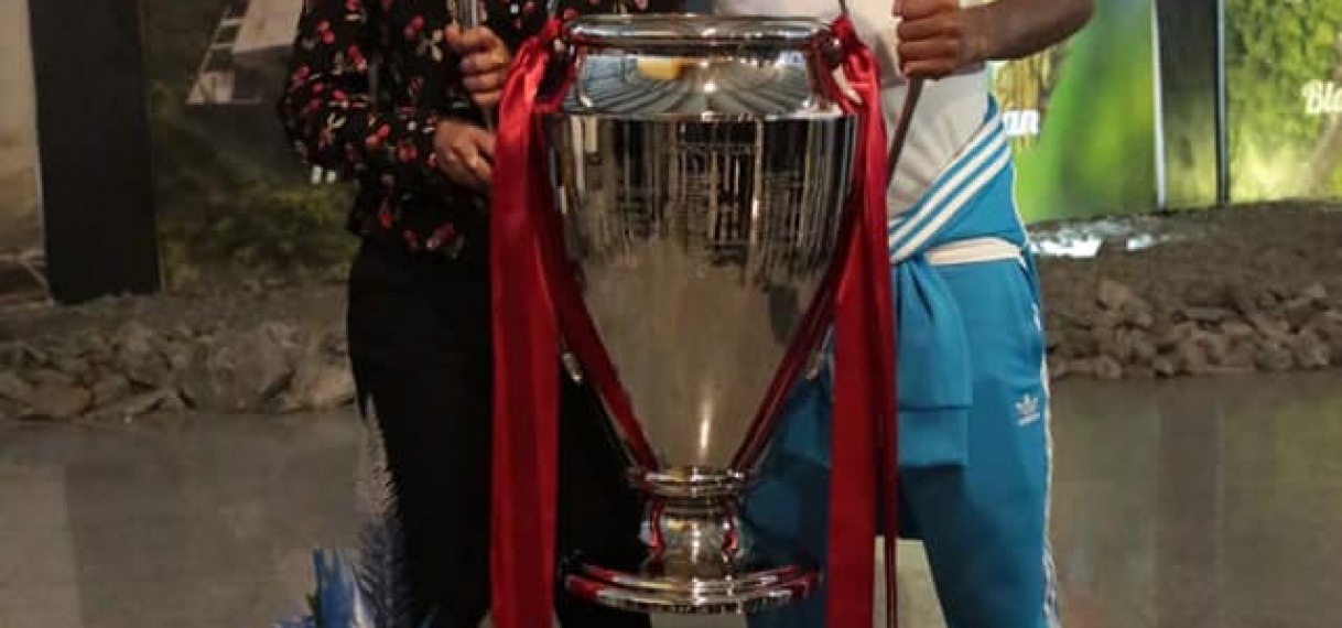 Minister Gopal ontvangt Wijnaldum met Champions League trofee