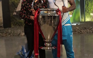 Minister Gopal ontvangt Wijnaldum met Champions League trofee