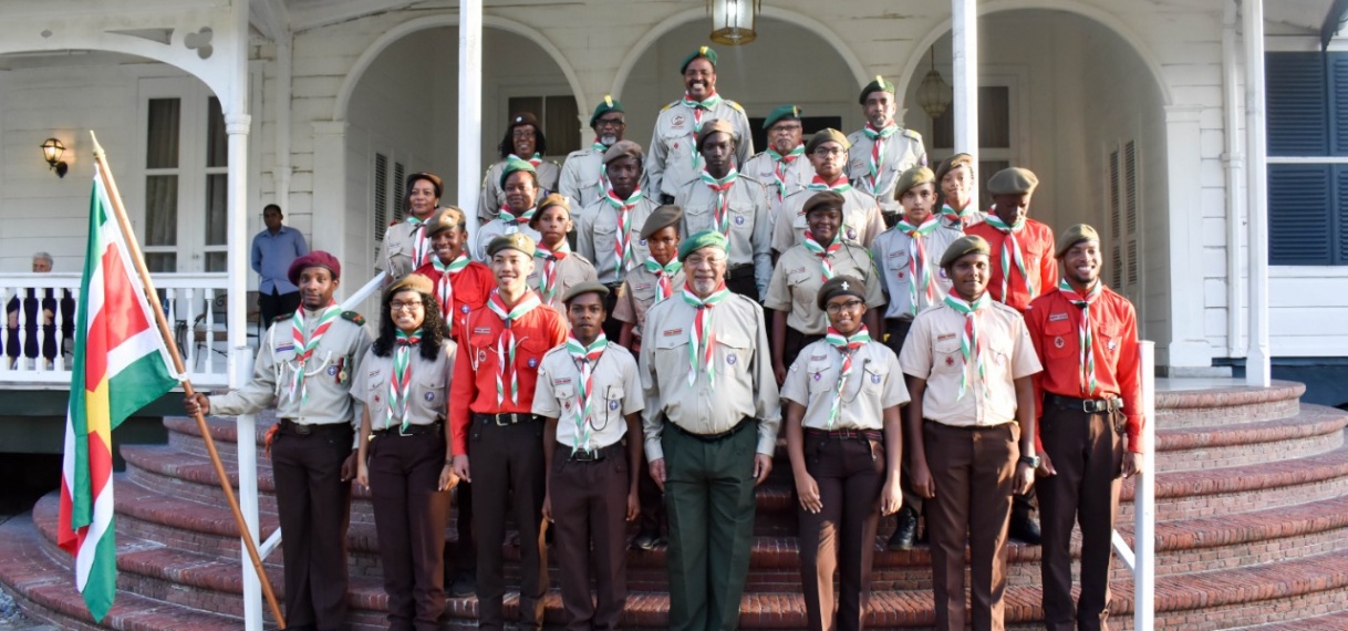 Chief Scout Bouterse ontvangt delegatie Boy Scouts