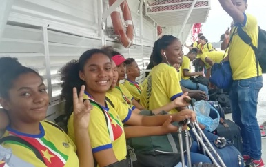 De u-18 dames volleybal selectie van Suriname wint eerste wedstrijd