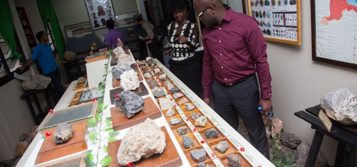 Minister Akiemboto brengt werkbezoek aan Geologisch Mijnbouwkundige Dienst