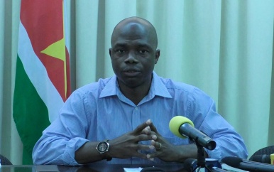Minister Misiekaba bezoekt bloedbank Surinaams Rode Kruis
