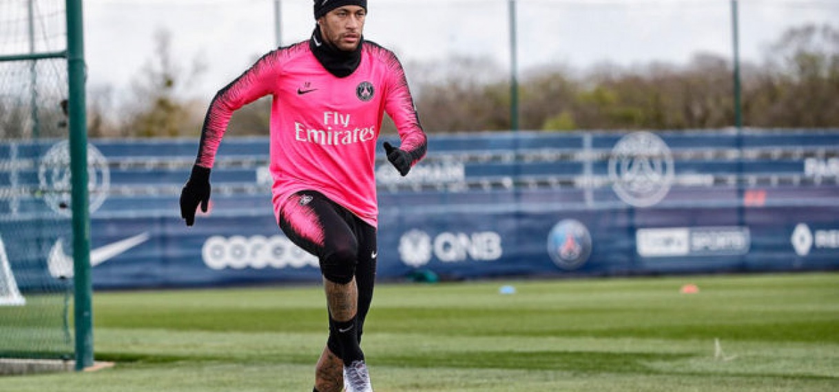 Neymar heeft maandag speculaties over een vertrek bij Paris Saint-Germain gevoed