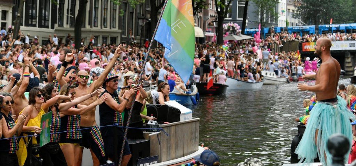 Voetbalbond UEFA vaart mee met boot tijdens Pride Amsterdam