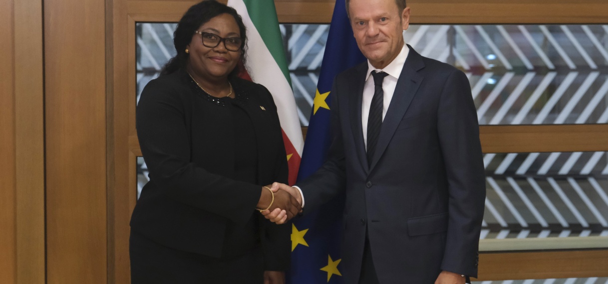 Ambassadeur Sieglien Burleson biedt geloofsbrieven aan bij Europese Unie