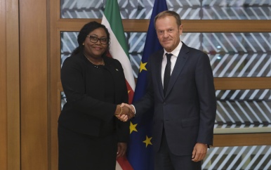 Ambassadeur Sieglien Burleson biedt geloofsbrieven aan bij Europese Unie