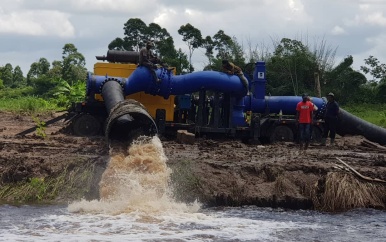 Mobiele pomp Wageningen in werking gesteld om overtollig water sneller af te voeren