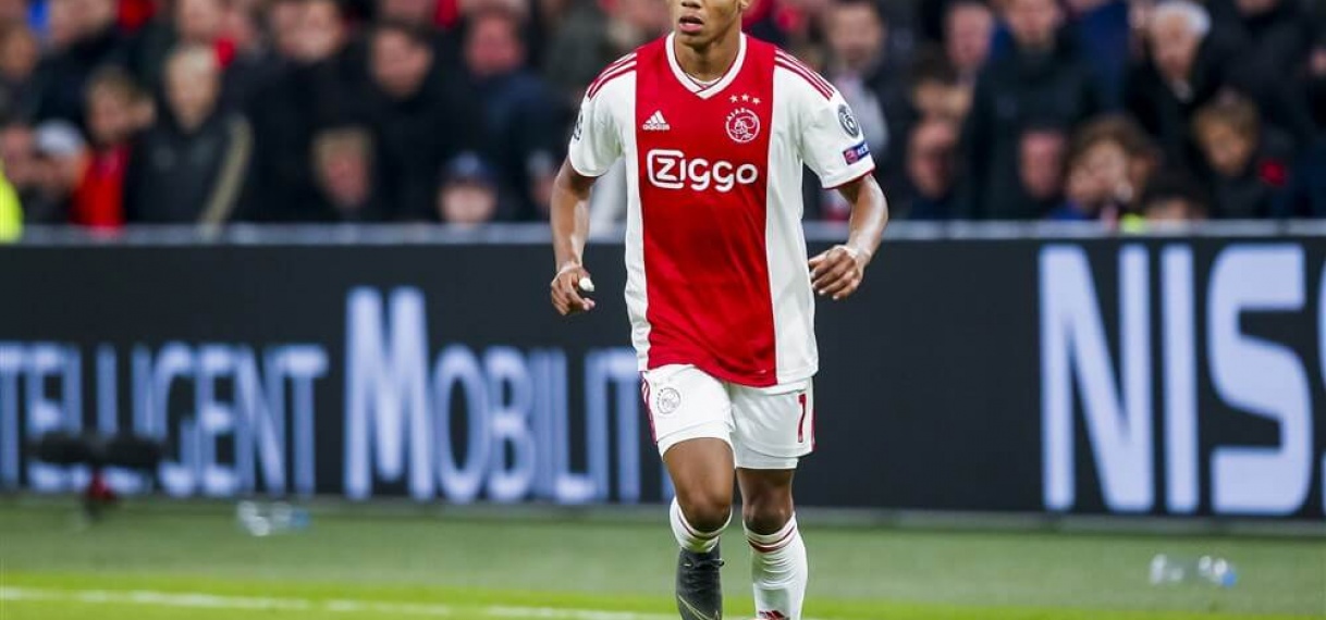 Neres verlengt contract bij Ajax