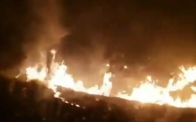 Brazilianen rijden vlak langs branden in Amazoneregenwoud