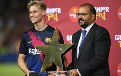 Frenkie de Jong gekozen als beste speler bij basisdebuut in Camp Nou