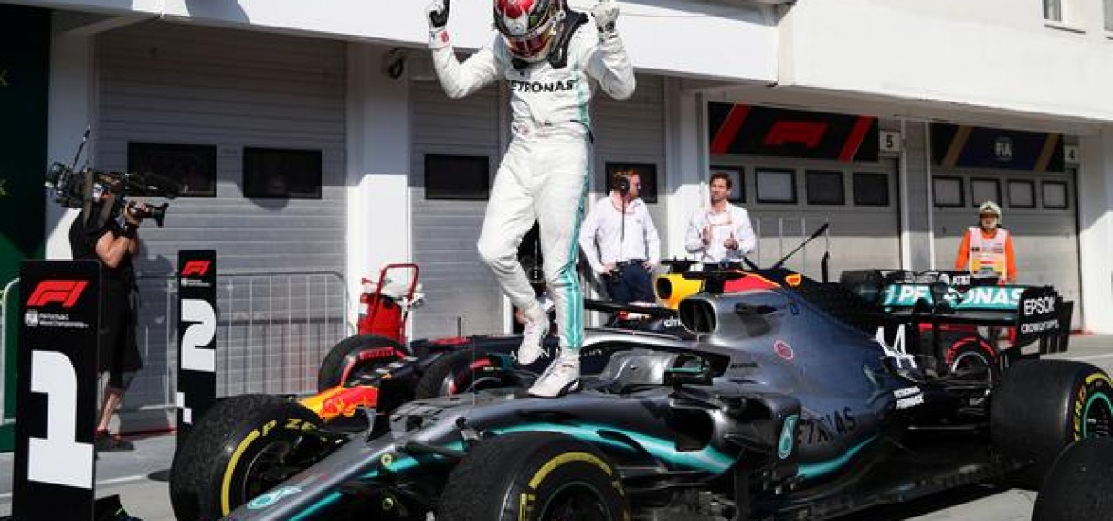 Hamilton troeft Verstappen af in slotfase Grand Prix van Hongarije