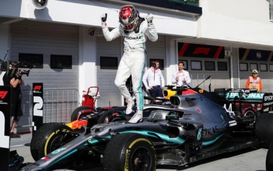 Hamilton troeft Verstappen af in slotfase Grand Prix van Hongarije