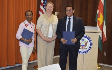 Amerikaanse ambassade kent subsidies toe om HIV/AIDS in Suriname te bestrijden