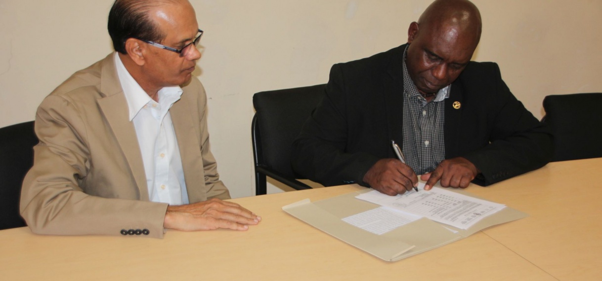 FAO overhandigt equipment aan LVV ter ondersteuning van cassave-industrie