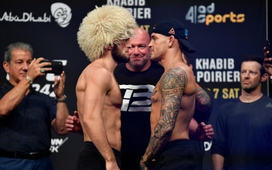 Khabib Nurmagomedov verslaat Dustin Poirier na choke en behoudt UFC-titel
