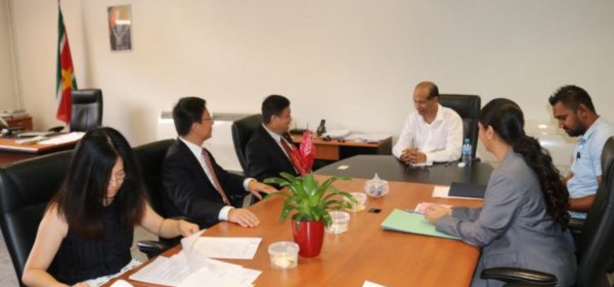 Chinese ambassadeur in Suriname brengt beleefdheidsbezoek aan minister LVV